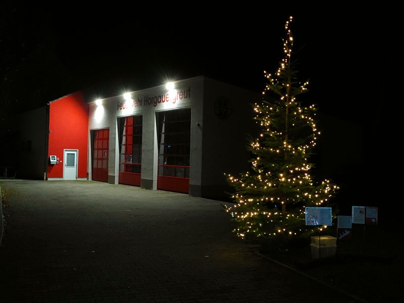 Weihnachtsbaum mit Feuerwehrhaus