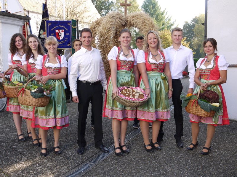 Erntekrone mit Festdamen Erntekrone mit Festdamen