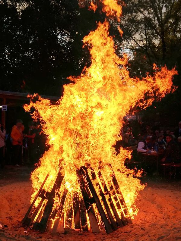 Traditionelles Maifeuer zum Maifest Traditionelles Maifeuer zum Maifest