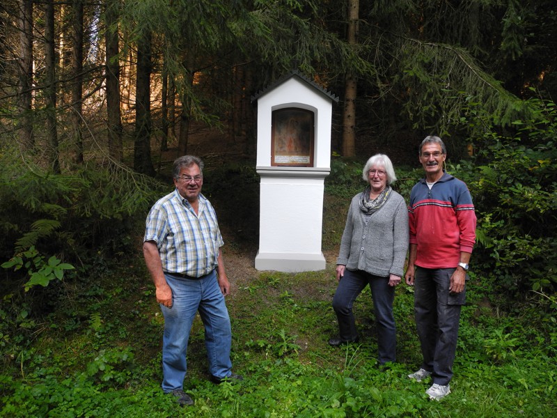 Bildstock des Stationenberges mit Familie Steppich und Johann Schierlinger Bildstock des Stationenberges mit Familie Steppich und Johann Schierlinger